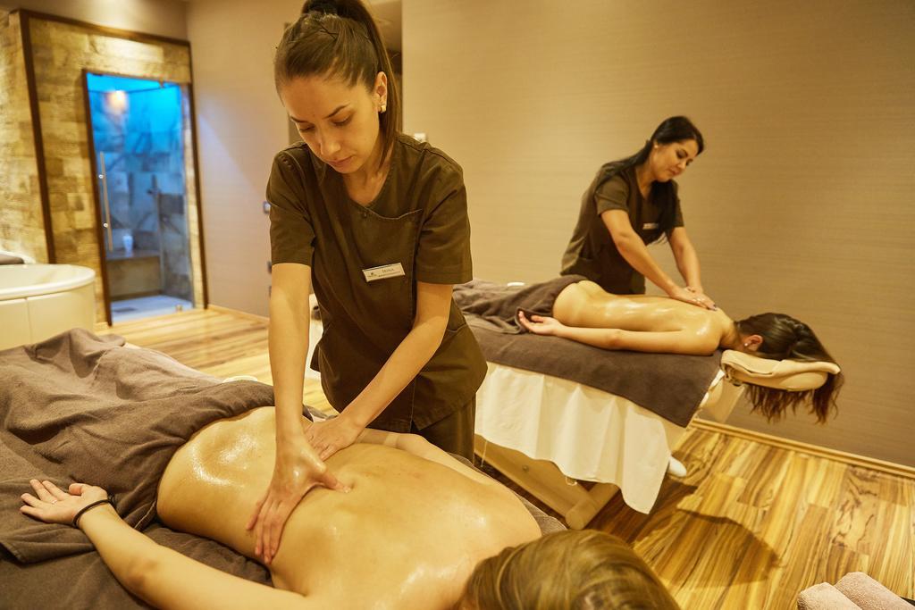 Premier Palace Spa Hotel Bukareszt Zewnętrze zdjęcie Massage therapists at work