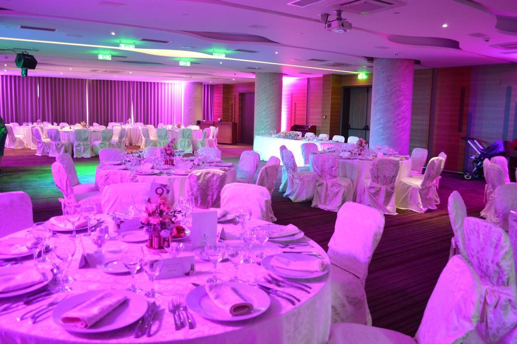 Premier Palace Spa Hotel Bukareszt Zewnętrze zdjęcie The ballroom at the Hilton London Heathrow