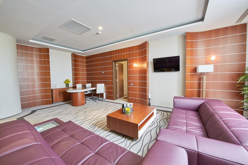 Premier Palace Spa Hotel Bukareszt Zewnętrze zdjęcie A suite at the airport